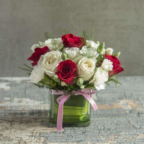 Vase-Of-Red-And-White-Roses_1-1-min
